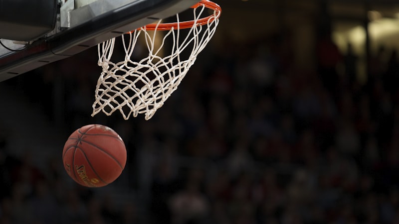 2026年NBA全明星赛精彩扣篮画面，球员腾空而起