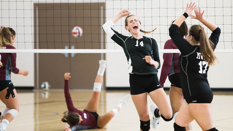 篮球运动员专访场景，球员坐在场边接受记者话筒采访